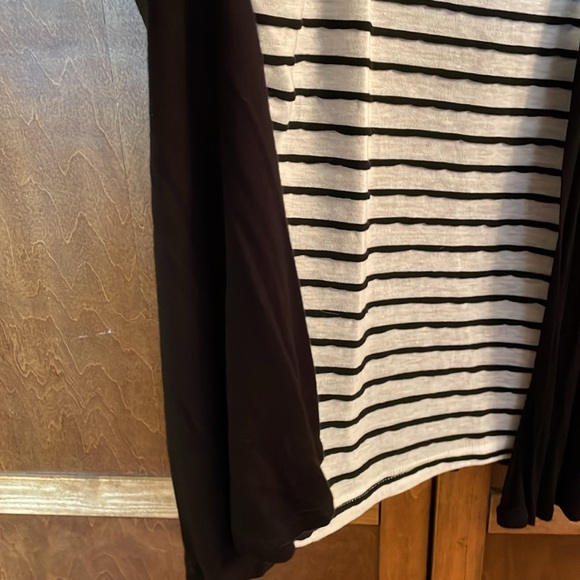 Agenda mock tank with short sleeve light sweater set. - Picture 3 of 6